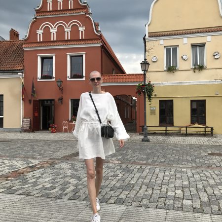 Balta lininė suknelė